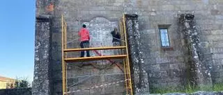 Patrimonio autoriza la retirada la placa de cemento de la simbología franquista en Beluso