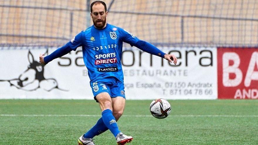 Álvaro de Dios, futbolista del Andratx, durante un partido de esta temporada