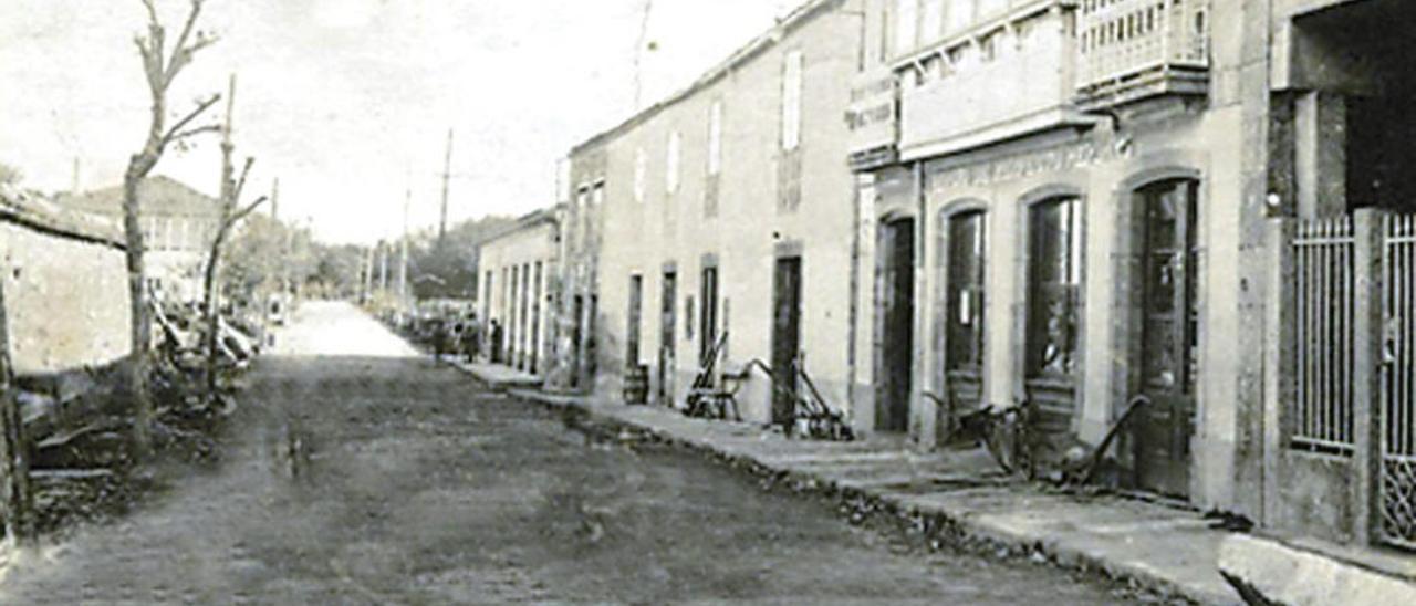 Arriba, vista de la calle con las casas de Pereiro en la década de 1920. Debajo, detalle del café. // Archivo Perfecto Pereiro