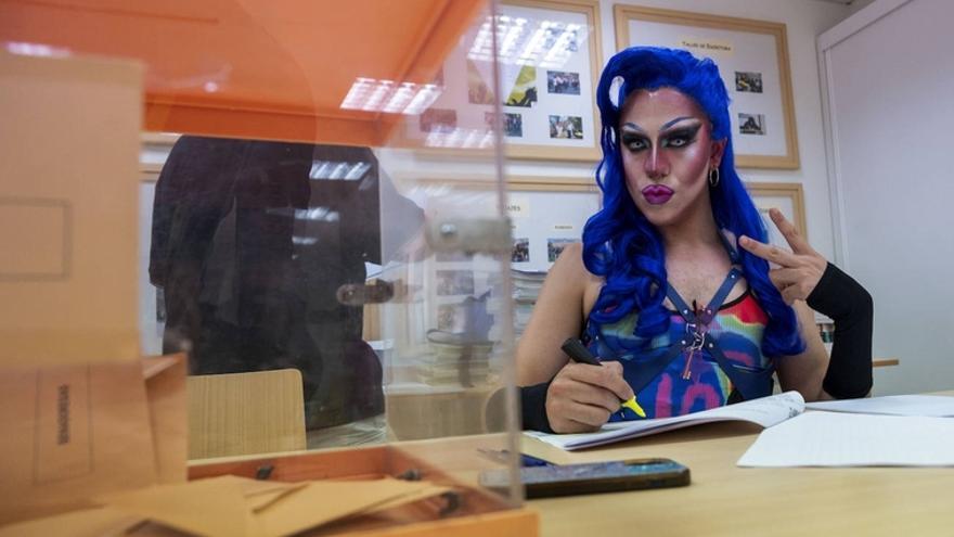 La &#039;drag queen&#039; Onyx fomenta la igualdad convertida en vocal de una mesa electoral en Madrid