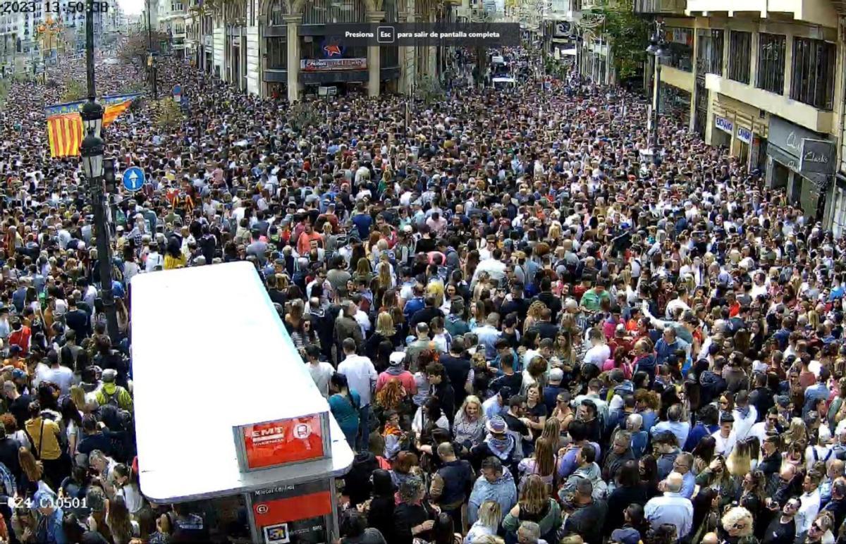 Cruce de la plaza del Ayuntamiento con San Vicente, lleno de público. | R.L.V.