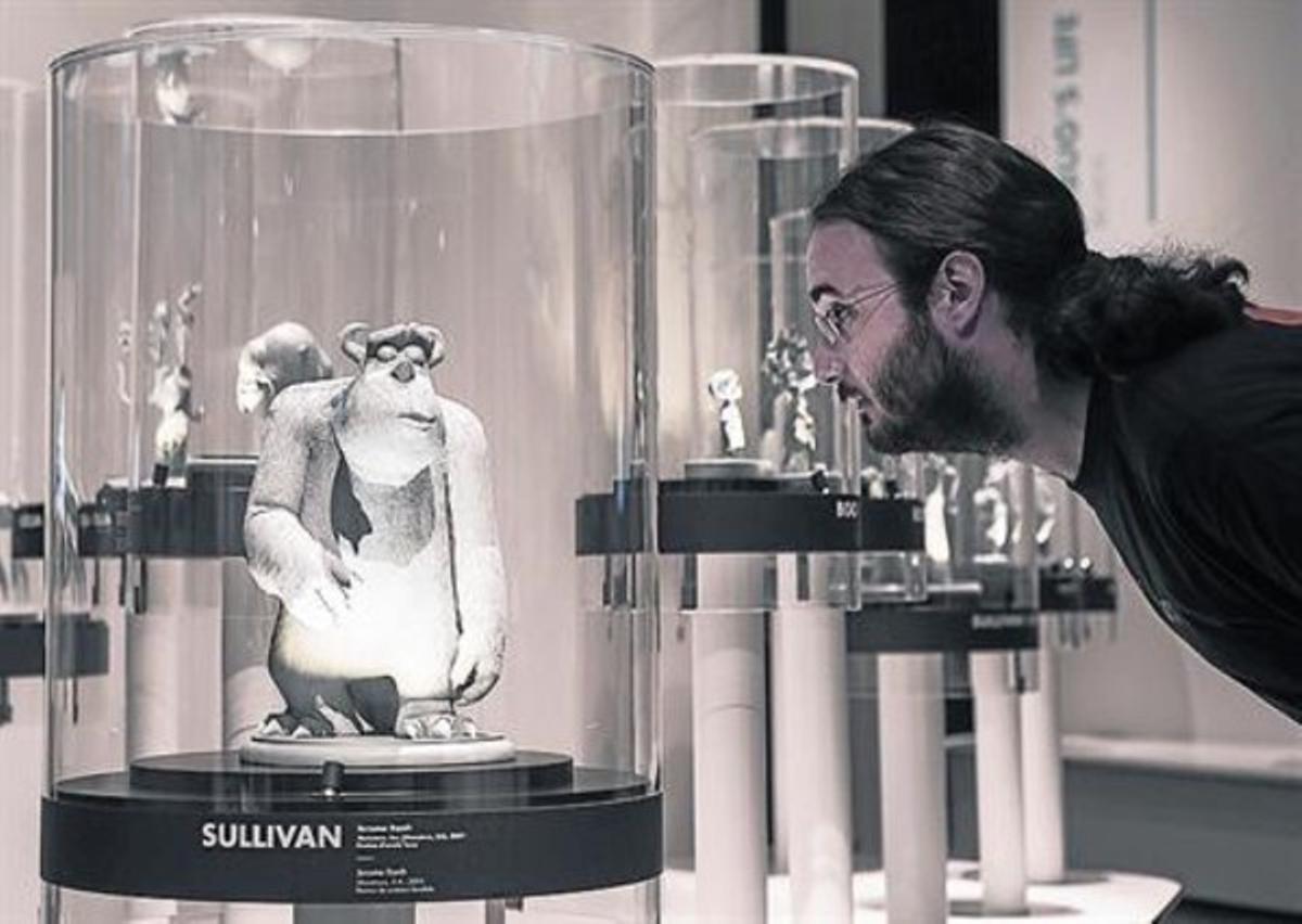 Un visitante mira una de las esculturas de resina de Sullivan, del filme 'Monstruos SA'.