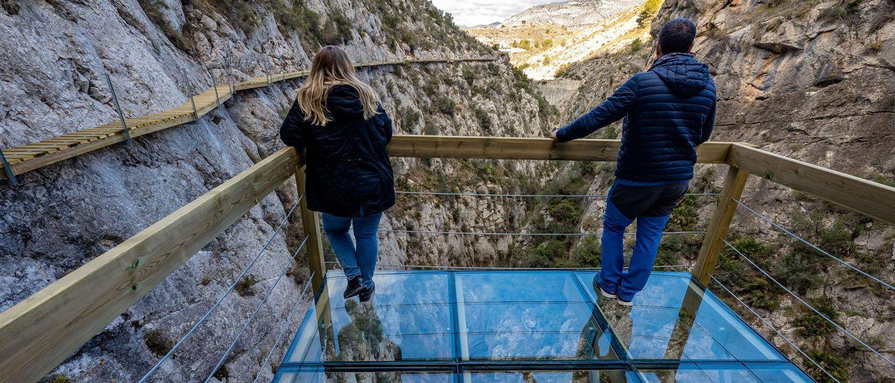 Una pasarela de madera de 212 metros anclada en la pared recorre la profunda garganta junto al antiguo pantano de Relleu