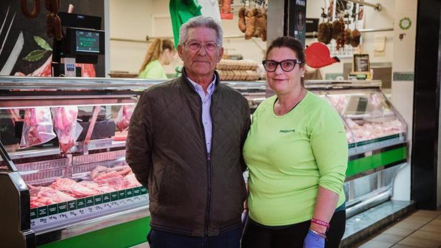 Paquita Bonnín posa junto a su padre, Pep Bonnín, expresidente de los puestos del mercado.