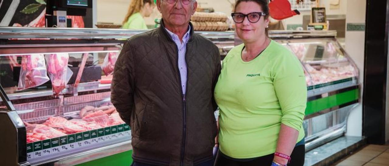 Paquita Bonnín posa junto a su padre, Pep Bonnín, expresidente de los puestos del mercado.