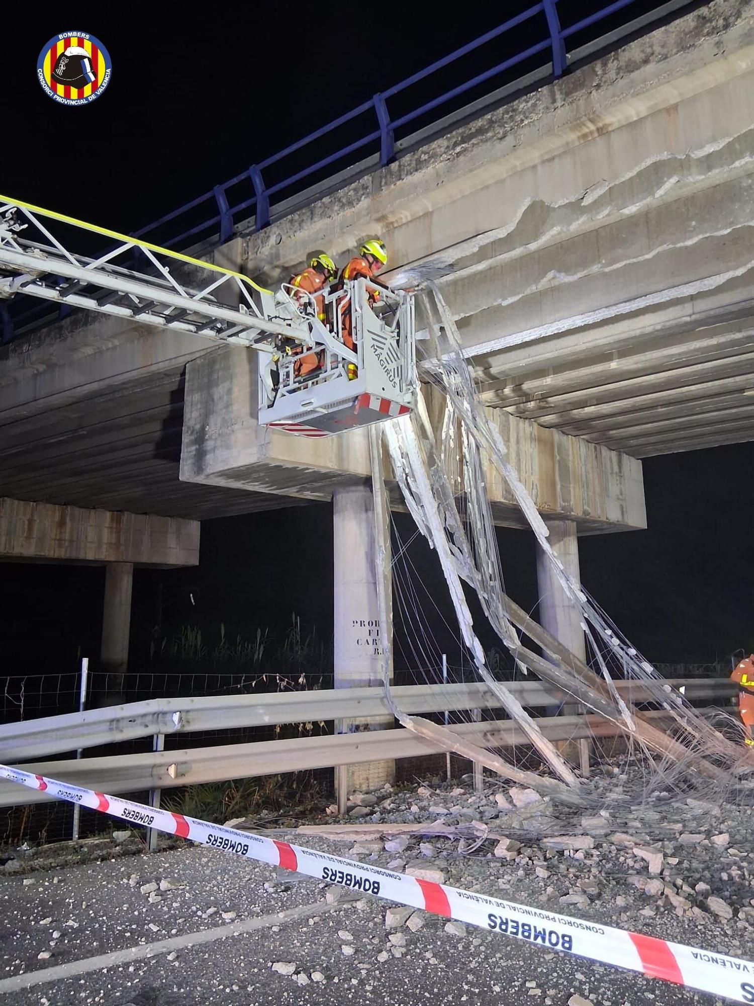 Accidente del camión grúa que ha cortado la carretera en Gandia
