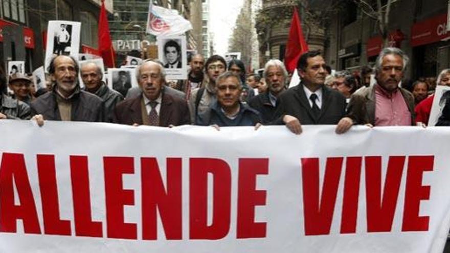 Manifestantes con una pancarta en recuerdo de Allende