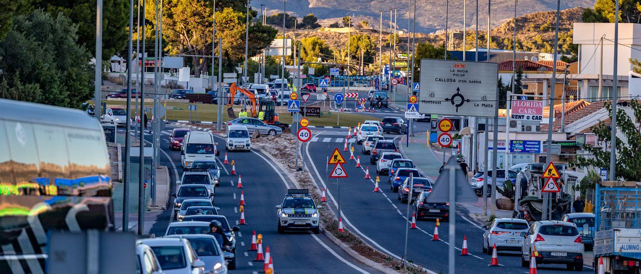 Tráfico denso en la carretera CV-70 entre La Nucia y Benidorm a finales de 2021, agravado por la realización de unas obras.