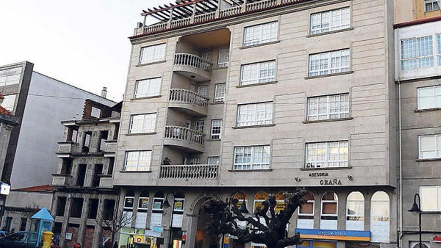 Fachada principal del edificio Avenida, en la calle Méndez Núñez.  // Gonzalo Núñez