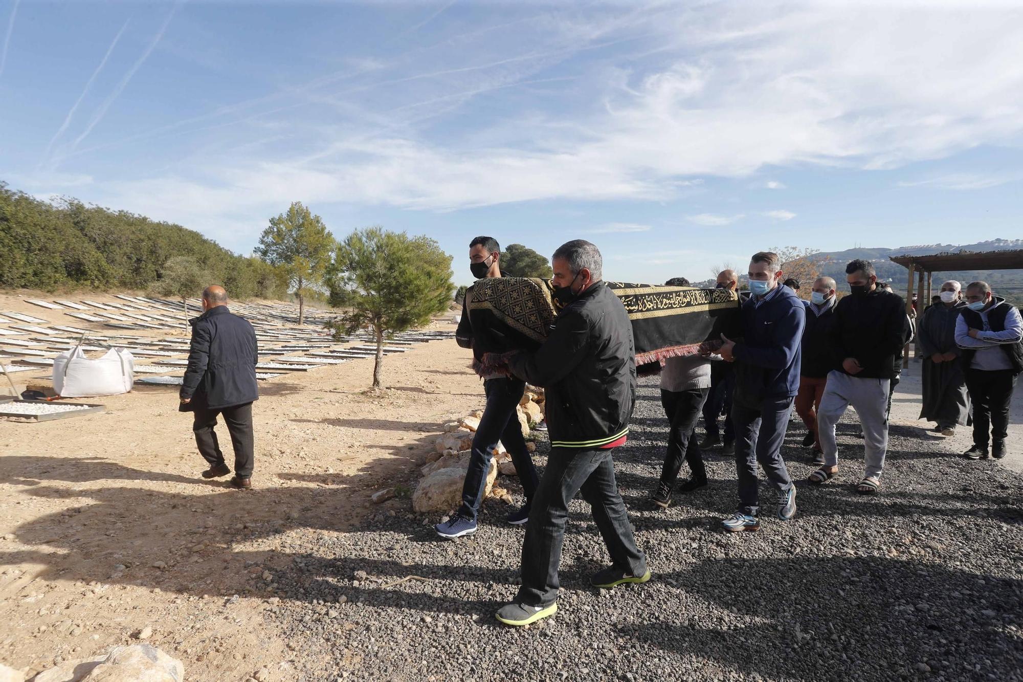 Entierro de Wafaa Sebbah en el cementerio Jardín Muslmán de València