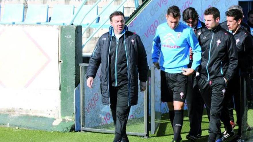 Abel Resino, con Samuel Llorca y Manu Sotelo, uno de sus ayudantes, al inicio del entrenamiento celebrado ayer en Balaídos. // De Arcos