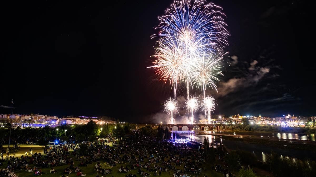 Fuegos artificiales de la feria de San Juan en Badajoz.