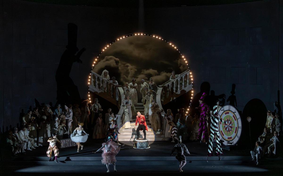 Heike Scheele ha construido una monumental escenografía en la que la artesanía teatral convive con la tecnología más avanzada.