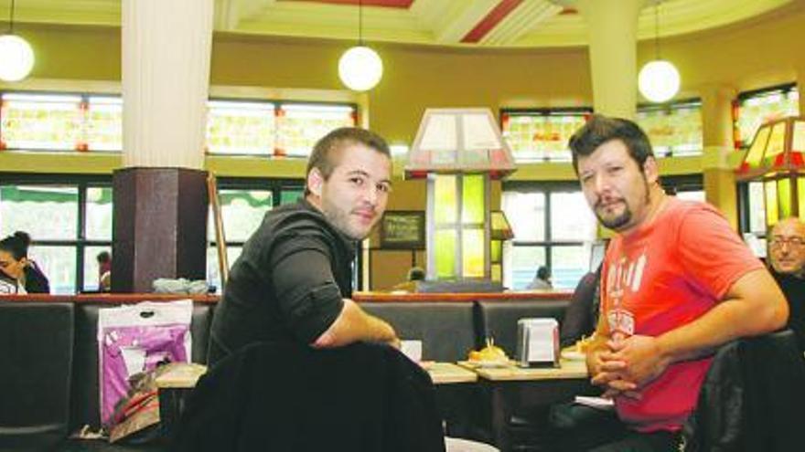 Javier Fernández Barranco y Diego Olmos, en el café Dindurra.