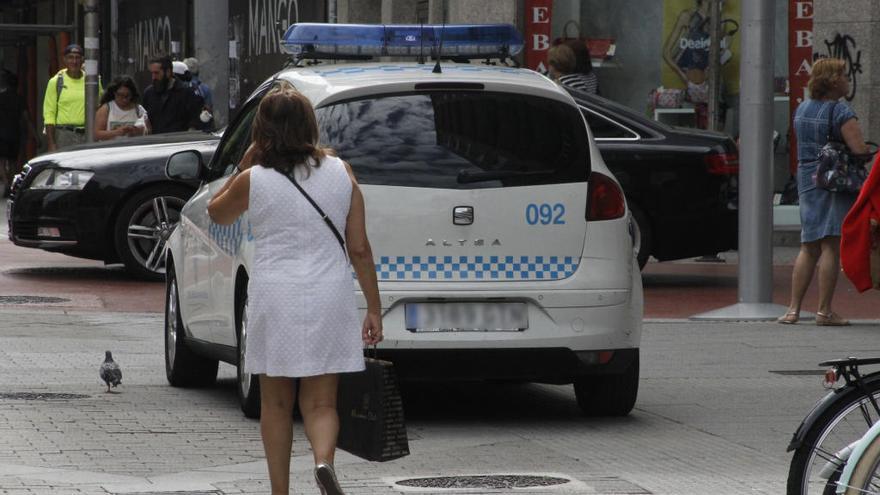 Un vehículo de la Policía Local patrullando por Pontevedra. // G. Santos