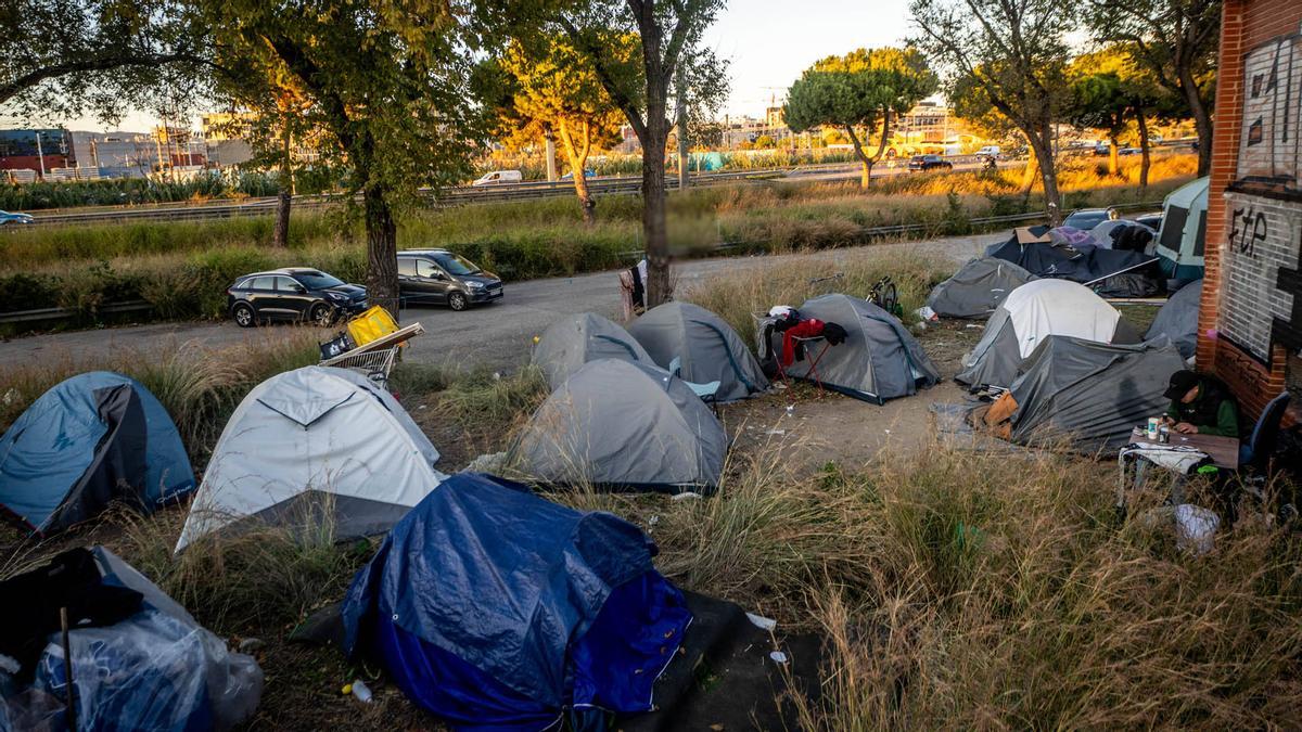 Personas sin hogar acampadan en la Zona Franca.