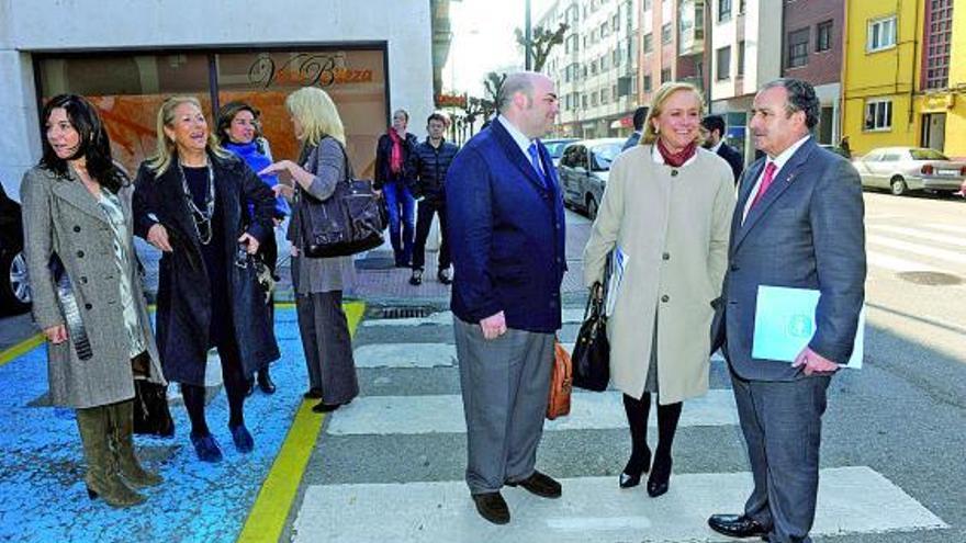 Cherines, con los alcaldes de Oviedo, Agustín Iglesias Caunedo, y de Llanera, Avelino Sánchez.