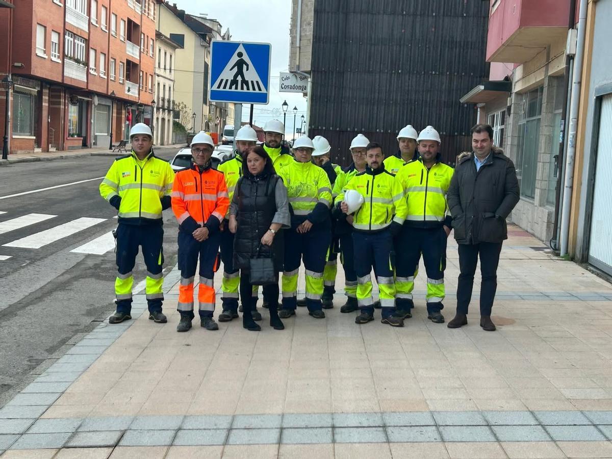 El alcalde de Salas, Sergio Hidalgo, a la derecha, junto a los miembros del taller de empleo en La Espina.