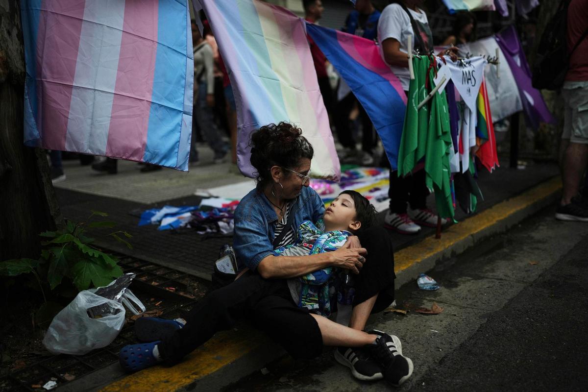 Miles de argentinos se manifiestan contra el negacionismo de la dictadura que promueve Milei