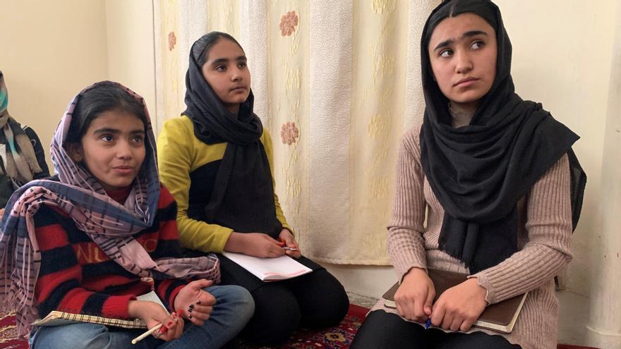 Nenes reben classe en una aula clandestina de Kabul