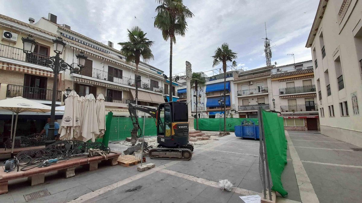 Aspecto de las obras ya comenzadas en la Plaza de España de Cabra.