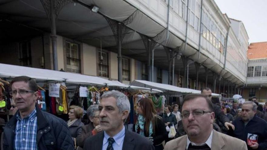 Alejandro Cueli, Gaspar Llamazares y Jesús Iglesias, ayer, en la plaza de abastos Hermanos Orbón de Avilés. | mara villamuza