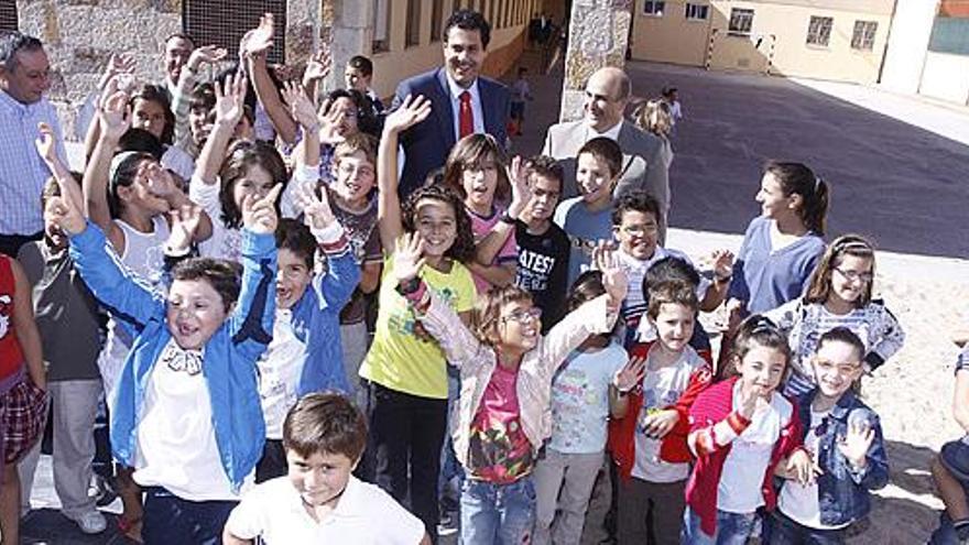 La fila para entrar a clase es uno de los clásicos de cada jornada de principios de curso.