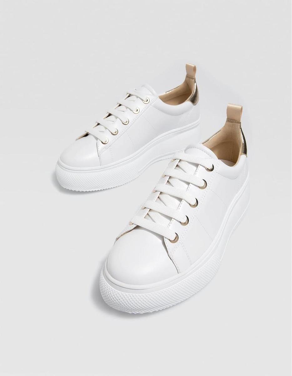 Deportivo plataforma blanco de Stradivarius (Precio: 12,99 euros)