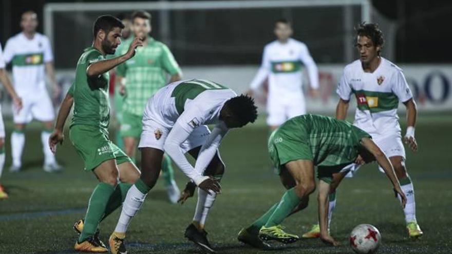 Sory Kaba y Provencio luchan por un balón con dos jugadores del Cornellà.