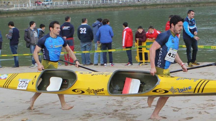 Milio y Milín Llamedo, el pasado año en uno de los porteos en la playa riosellana de Santa Marina.