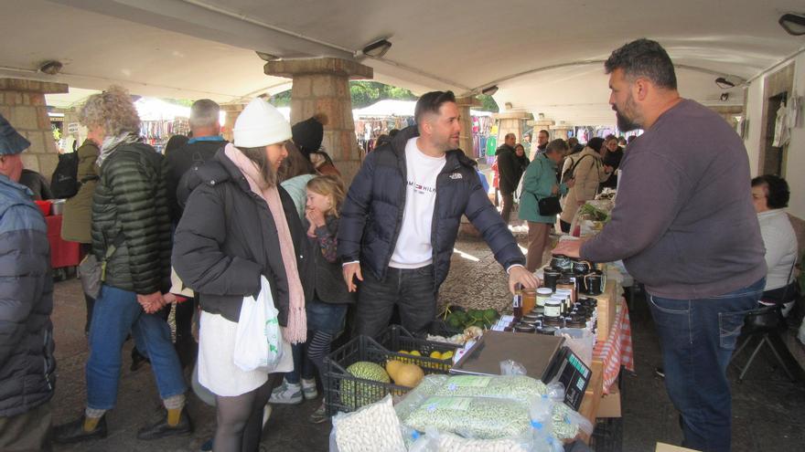 El mercado semanal de Cangas de Onís, a rebosar en este Domingo de Resurrección
