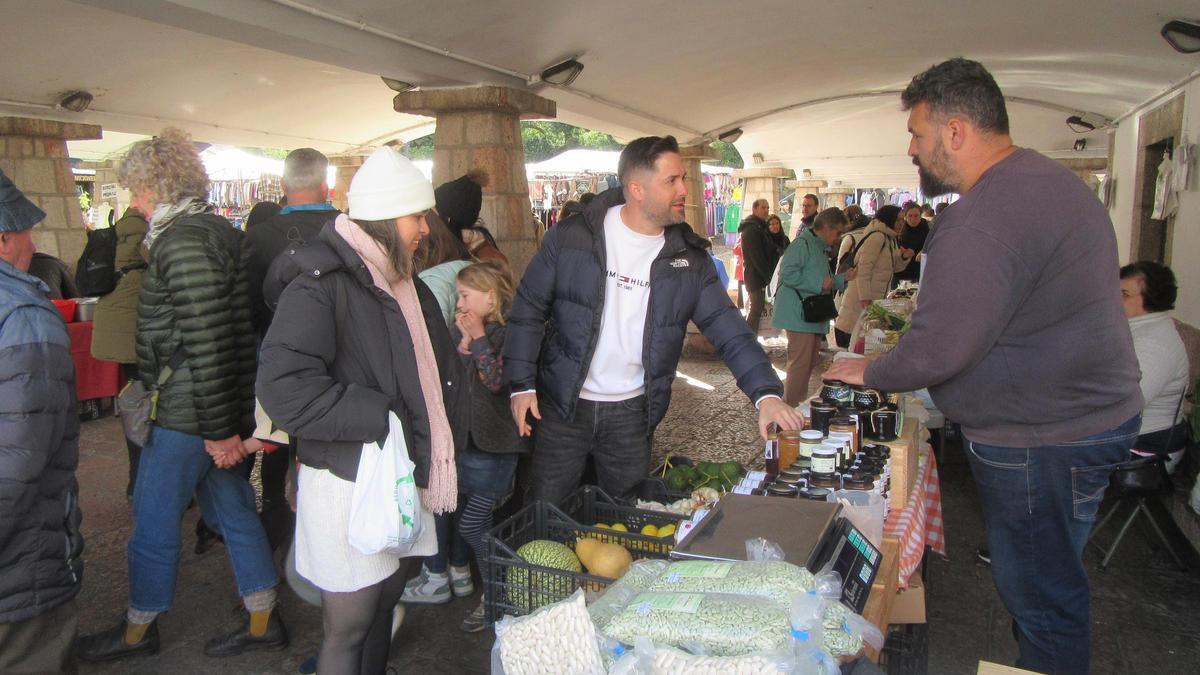 El mercado semanal de Cangas de Onís, a rebosar