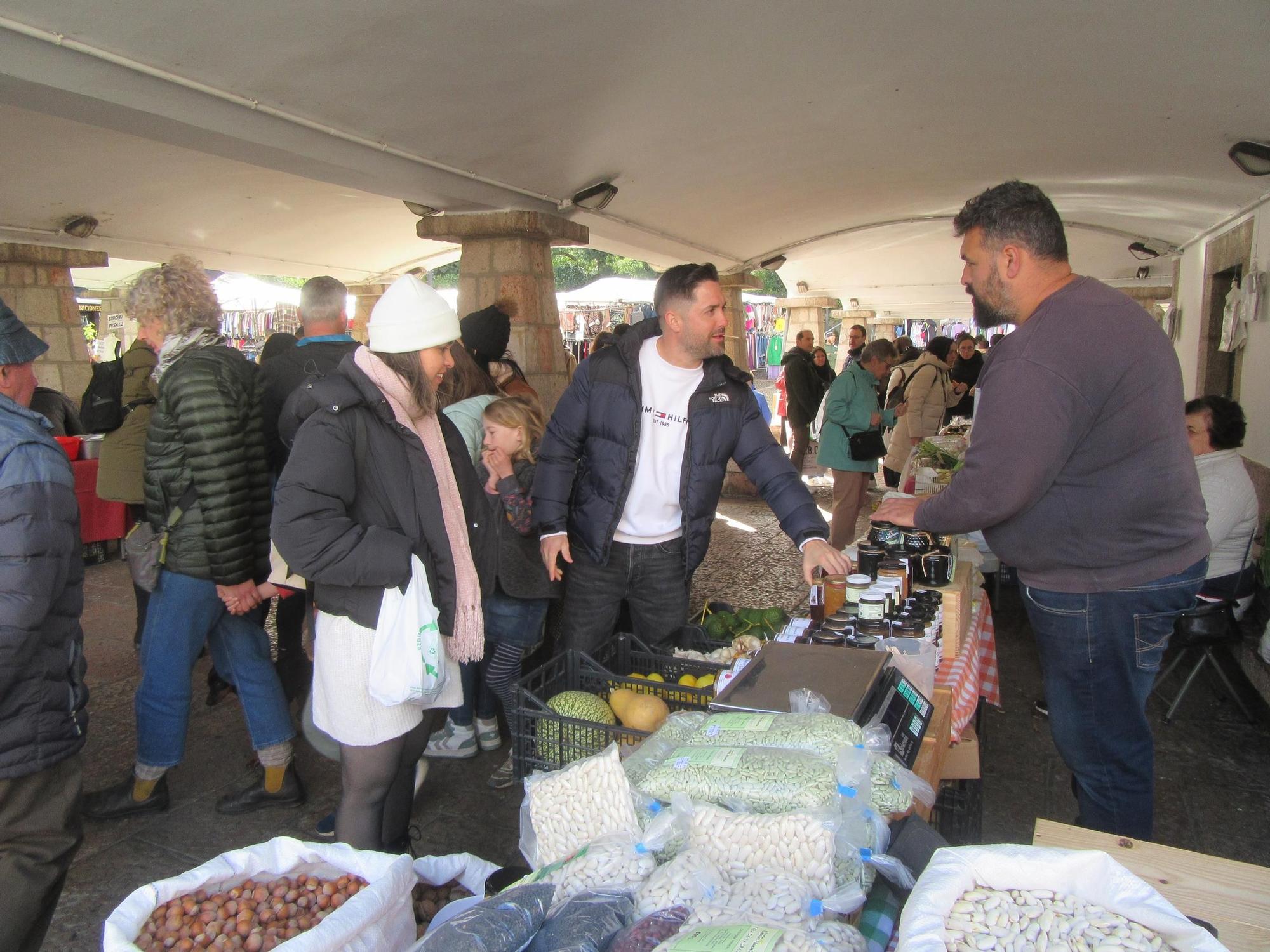 El mercado semanal de Cangas de Onís, a rebosar