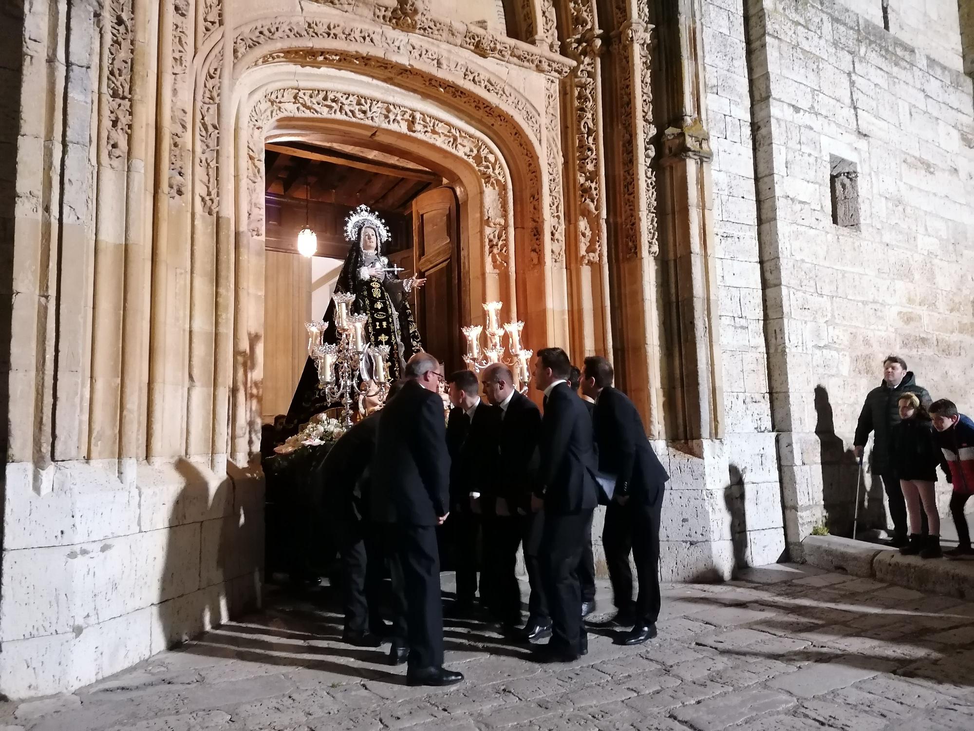 Toro arropa a la Virgen de los Dolores