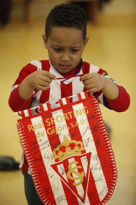 Visita de jugadores del Sporting al colegio Gloria Fuertes de Gijón