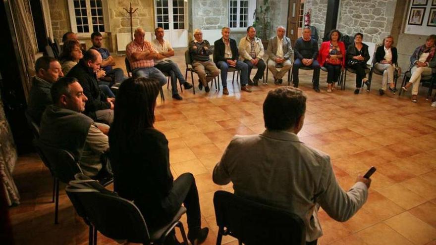 Políticos y representantes de distintos colectivos en la reunión ayer en A Bandeira. // Bernabé/Luismy