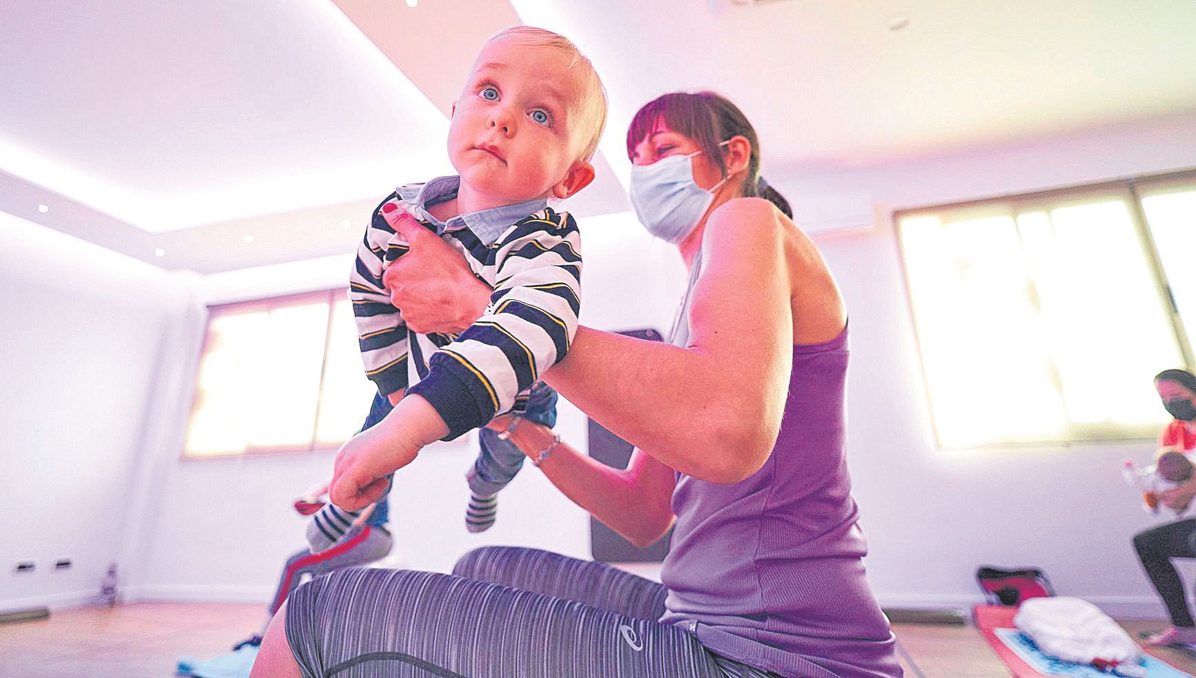 Stefanie sujeta al pequeño Noah en su sesión de entrenamiento.jpg