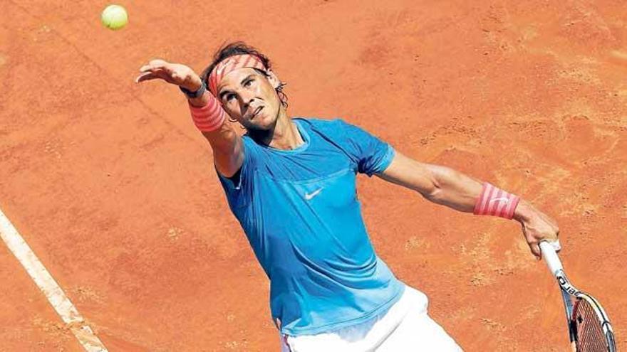 Nadal sirve en su partido ante Wawrinka en Roma.