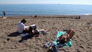 Archivo - La ciudad de Málaga, ha alcanzado una temperatura de 24ªC, propiciando que muchos personas se acercaran al la playa de la Malagueta, para tomar el sol. Málaga a 29 de enero 2021