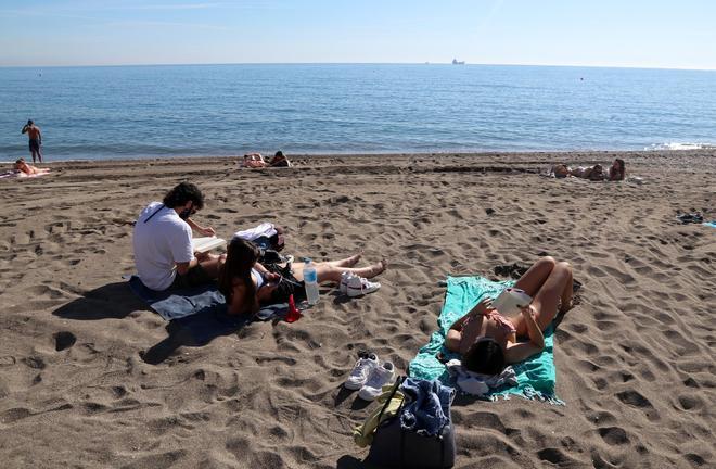Archivo - La ciudad de Málaga, ha alcanzado una temperatura de 24ªC, propiciando que muchos personas se acercaran al la playa de la Malagueta, para tomar el sol. Málaga a 29 de enero 2021