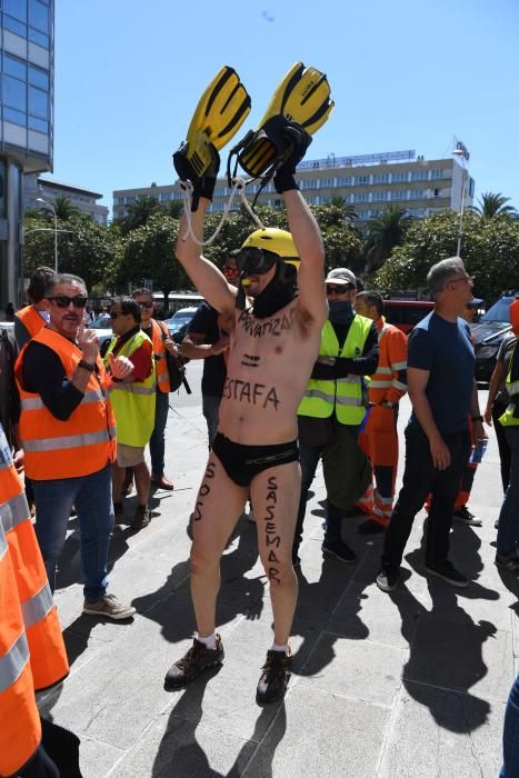 Pilotos, rescatadores y técnicos de Babcock en huelga denuncian su situación de precariedad y piden a las administraciones que medien.