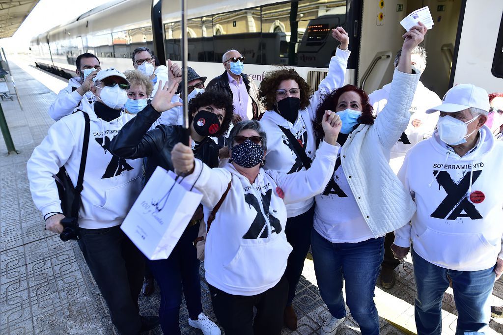 Los vecinos de las vías, celebran su primer viaje en el nuevo tren soterrado