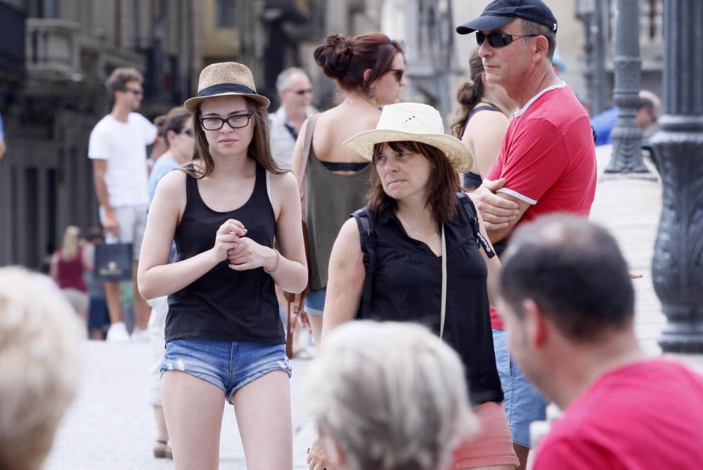 Turistes al Barri Vell de Girona el dia 1 d''agost