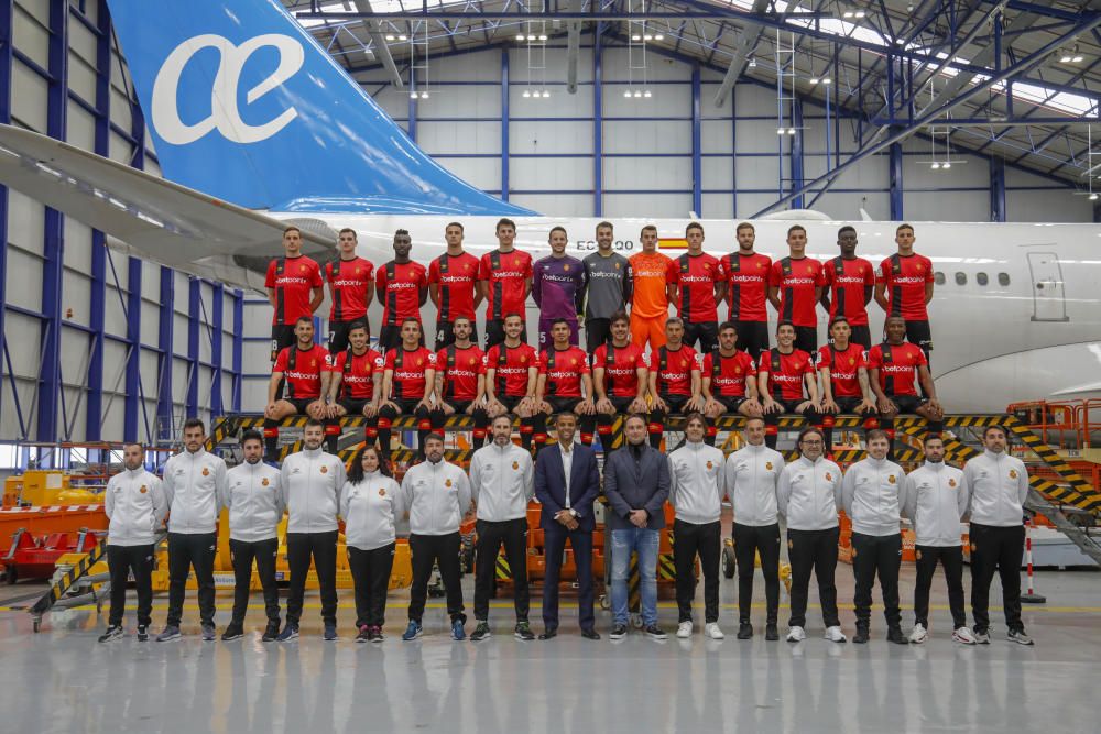 El Real Mallorca se hace la foto oficial en el hangar de Air Europa