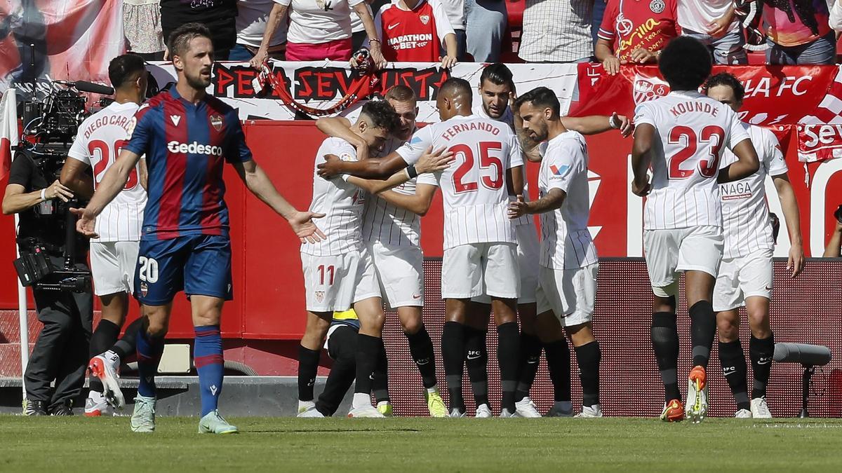 Los jugadores del Sevilla FC durante el partido ante el Levante UD.