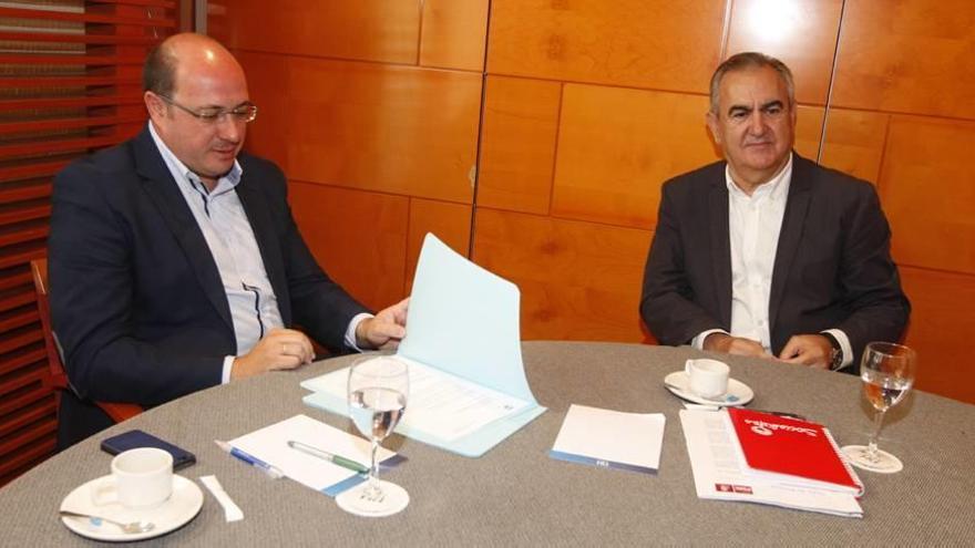 Pedro Antonio Sánchez y Rafael González Tovar, durante una reunión que mantuvieron tras las elecciones autonómicas de mayo.