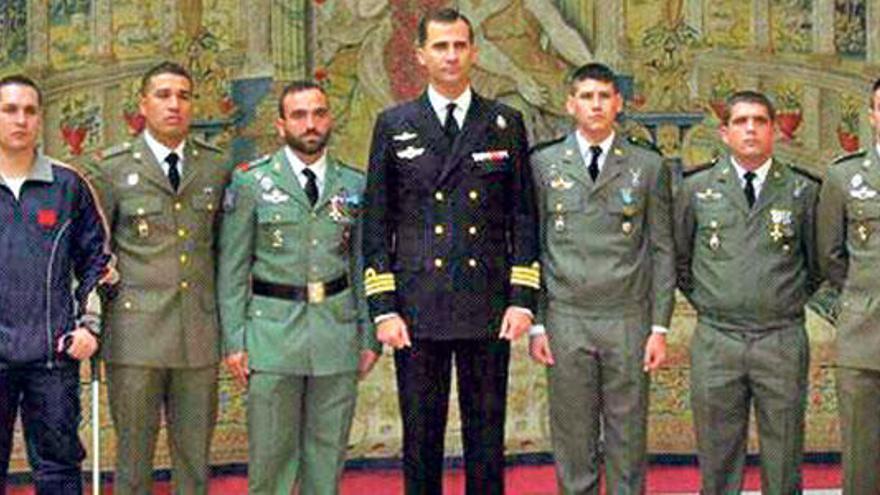 Gerson Rodríguez, el segundo por la izquierda, en la recepción que tuvo con el hoy Rey Felipe VI con varios militares heridos en acto de servicio.