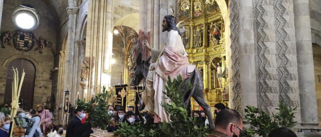 Jesús en la Borriquilla al llega a Santa María la Mayor.