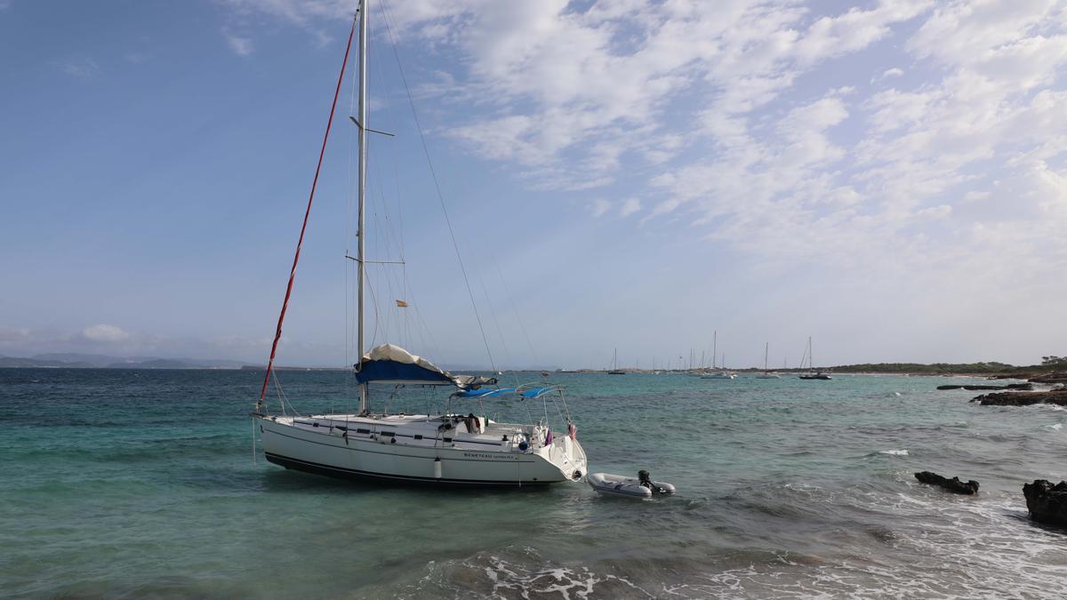 Un velero queda embarrancado en el puerto de la Savina en Formentera