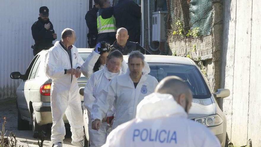 Agentes de la Policía Científica, ayer, en el exterior del domicilio del fallecido.